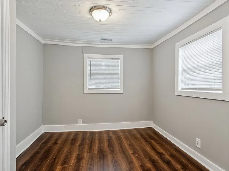 1025 W 47th St — Photo 13