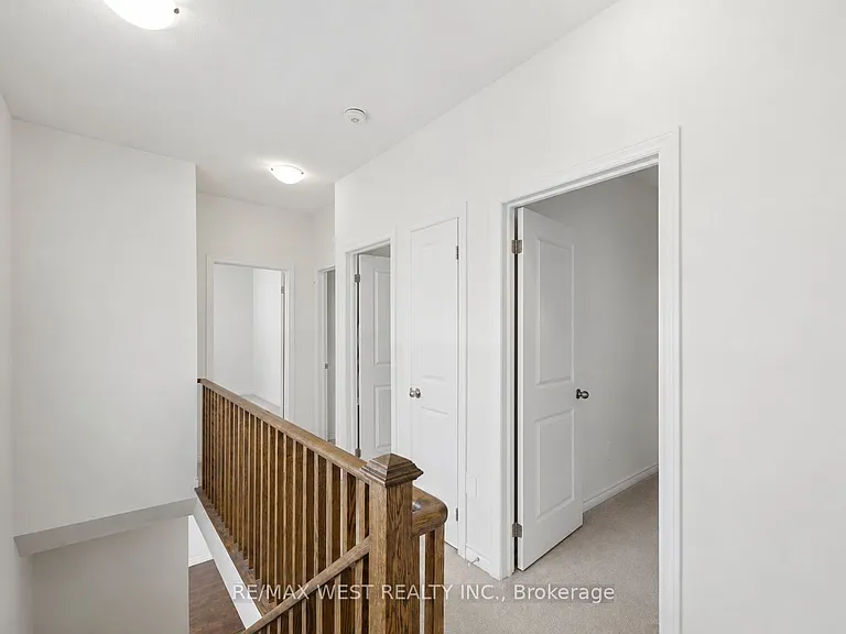 55 Holyrood Cres — Photo 19