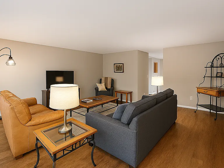 704 Erin Dr — Photo 2