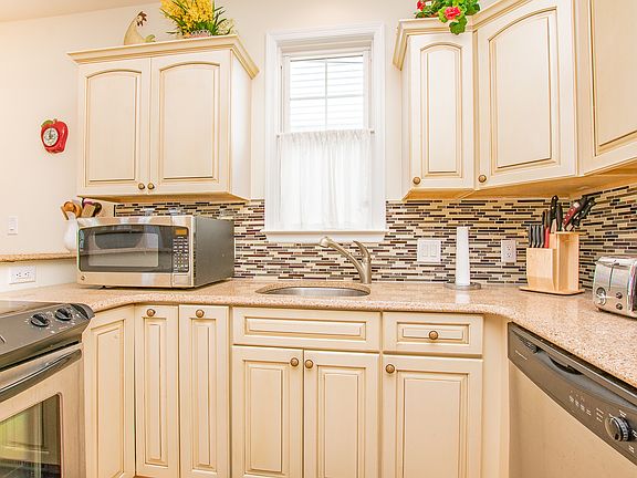 2nd image of 1405 West Ave #1405