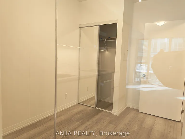 400 King St W #621 — Photo 10
