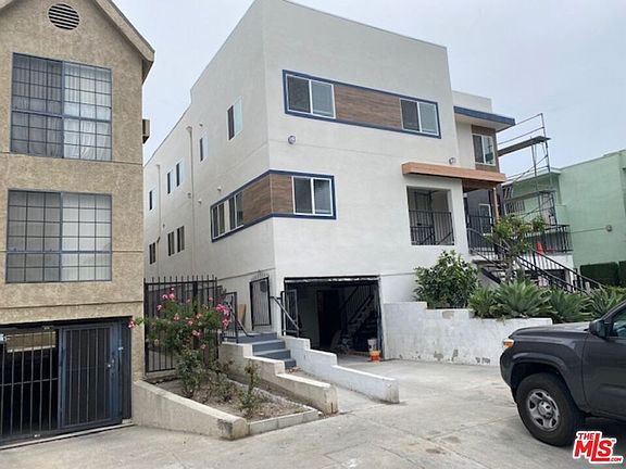 2nd image of 4832 Rosewood Ave APT A