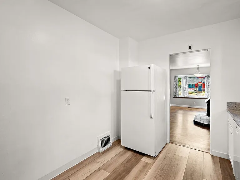 4426 W Irving St — Photo 15
