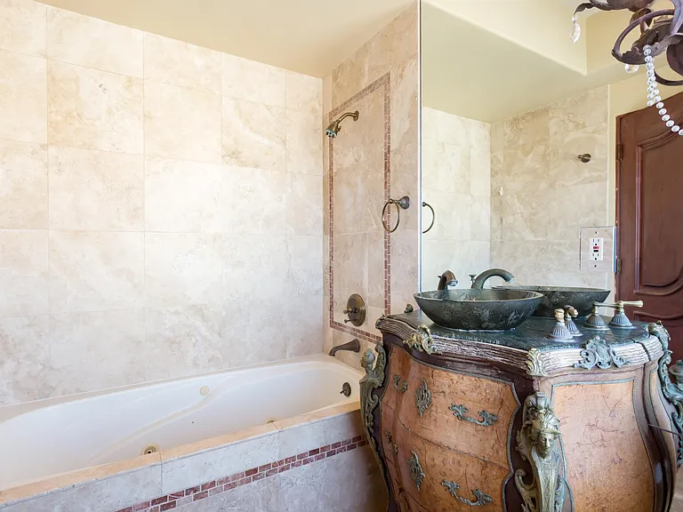 702 Ash St #1500 — Photo 17