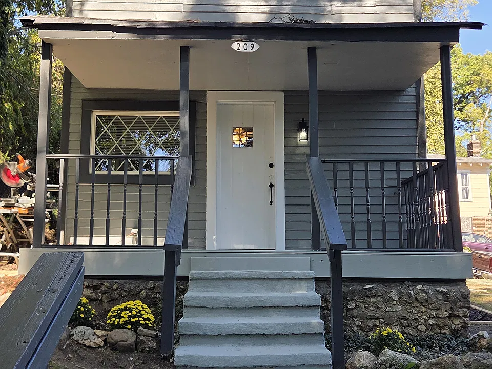 209 E Manning St