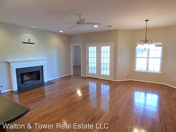 3rd image of 1021 Fairbank Ln