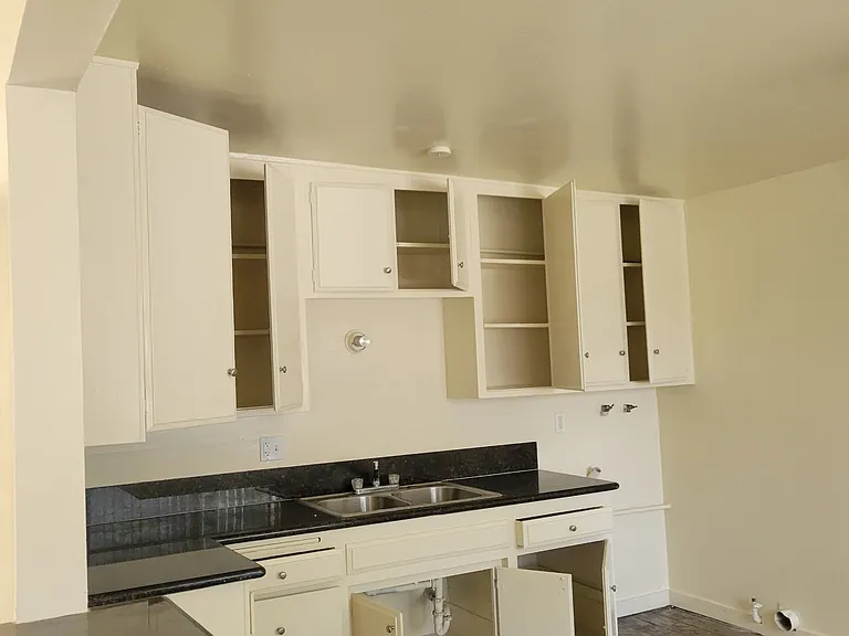 9021 1/2 Baring Cross St #9021-1/2 — Photo 5