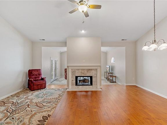 3rd image of 4024 Pelham St NE