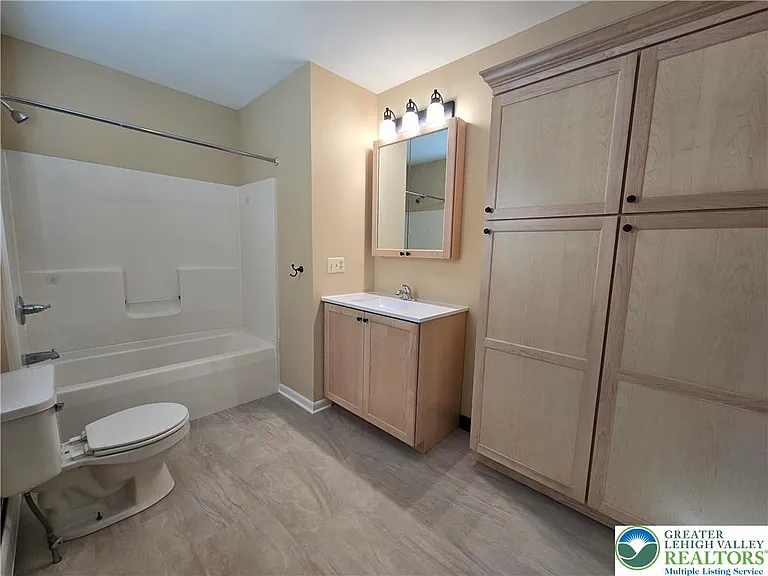 40 Evergreen St #B — Photo 16