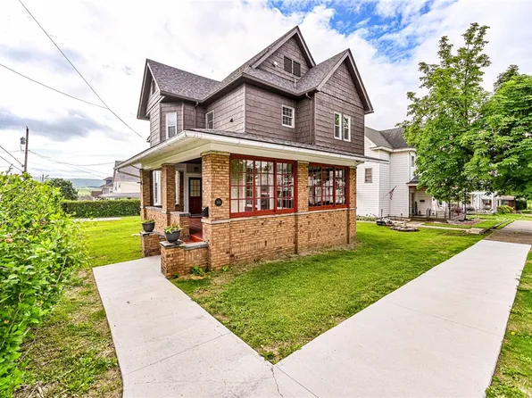 301 College Ave, Mount Pleasant, PA 15666