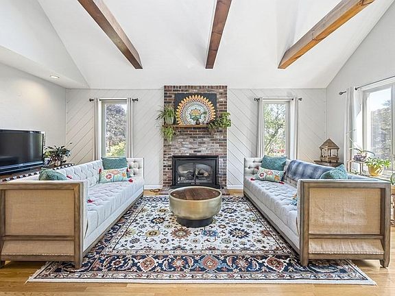 4th image of 204 Rolling Meadow Dr