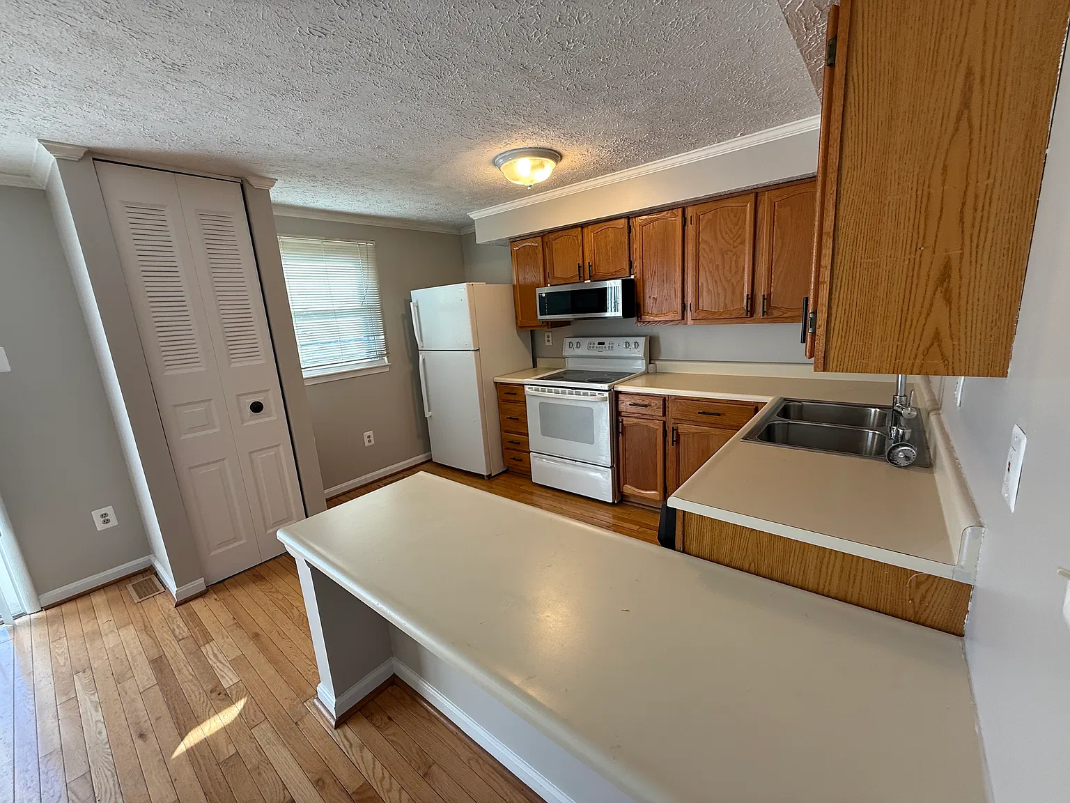 3 bed, 1.5 bath, 1220 sqft, $2,750 — Photo 2