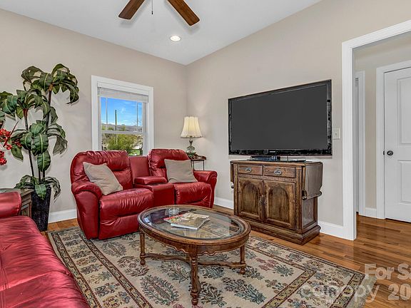 5th image of 122 Craggy St