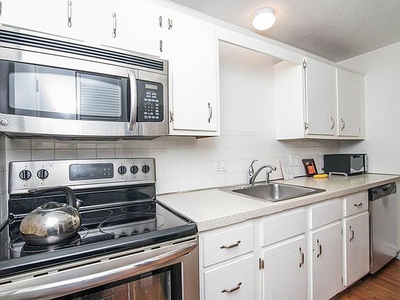 2nd image of 100 Governors Dr APT 9