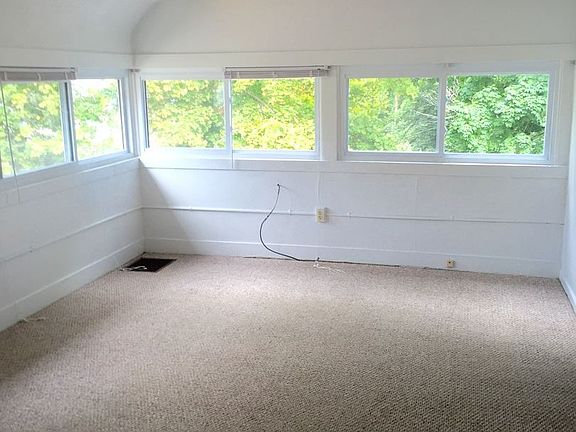 4th image of 202 College Pl APT 4