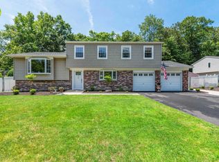 11 Camelot Ct, Manalapan, NJ