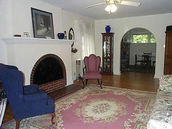 3rd image of 4736 N Broadway St