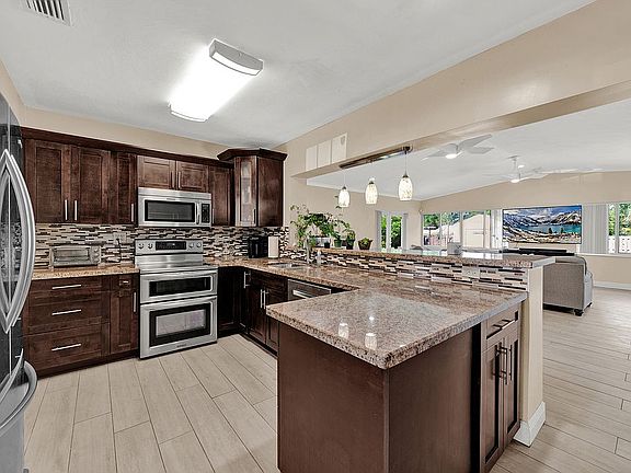 5th image of 11425 SW 108th Ave