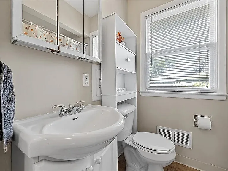 2041 Eastern Ave NE — Photo 9