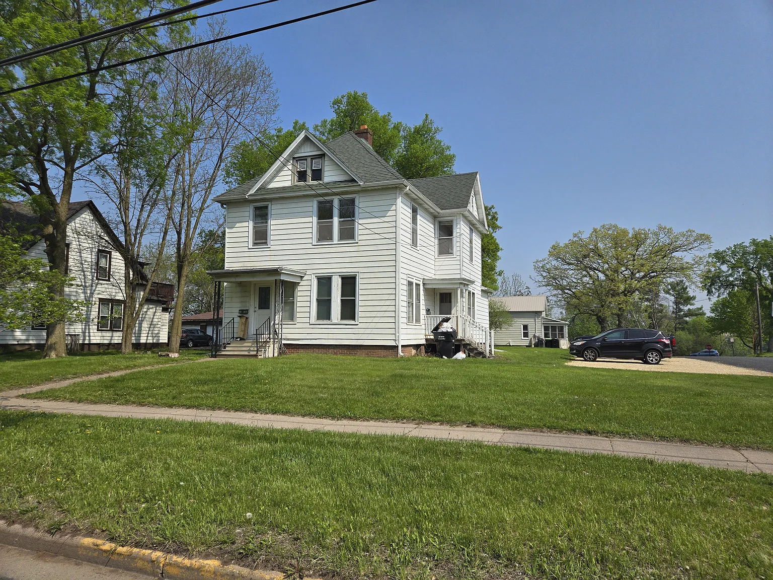 3 bed, 1000 sqft, $1,050 — Photo 1
