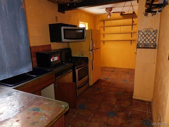 2nd image of 1425 Eggert Rd