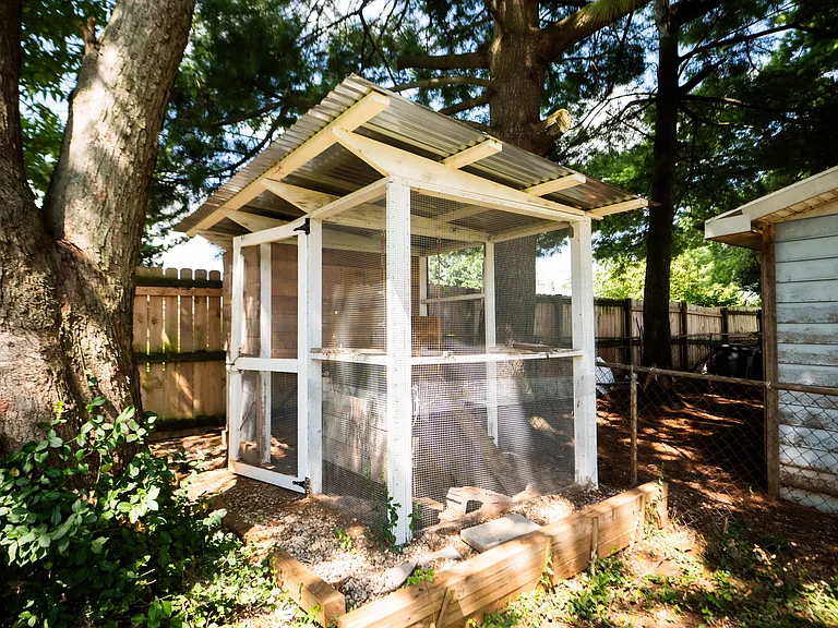 250 Lynnwood Dr — Photo 16