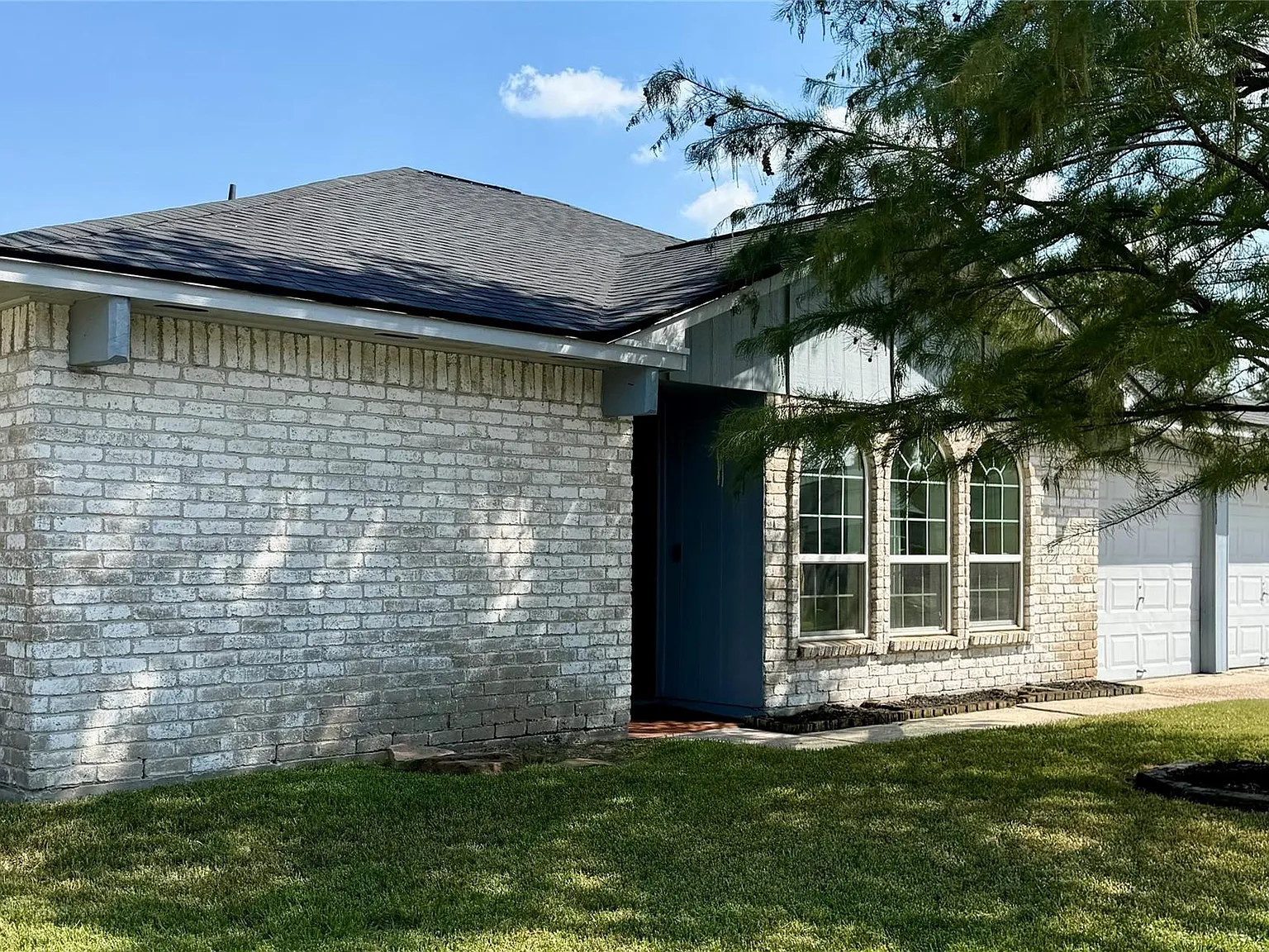 3 bed, 2.0 bath, 1642 sqft, $1,700 — Photo 2