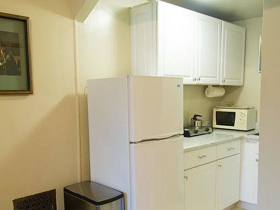 3rd image of 133 W 82nd St APT 6