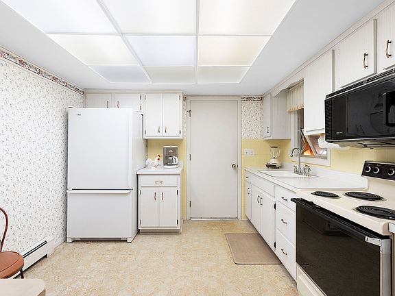 5th image of 2095 New Suffolk Ave