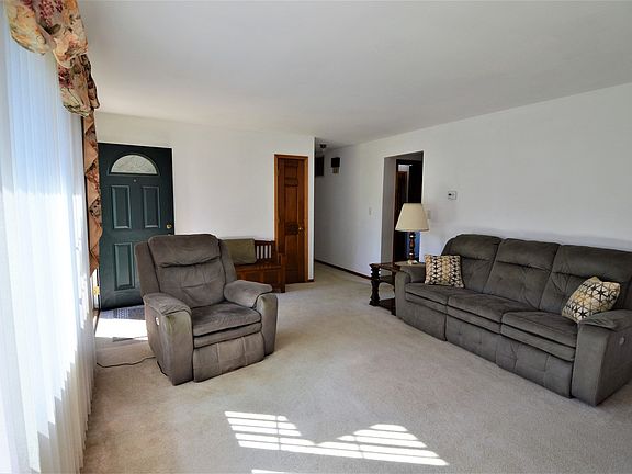 5th image of 210 Sarah Dr