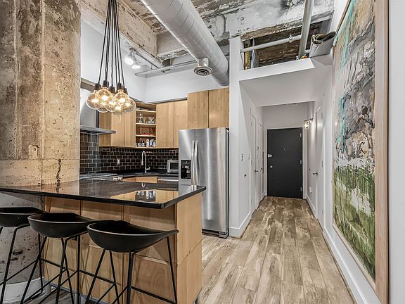 3rd image of 140 Bay St APT 2F
