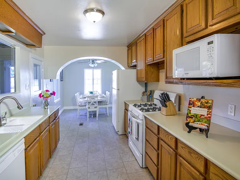 2206 Lincoln St — Photo 12