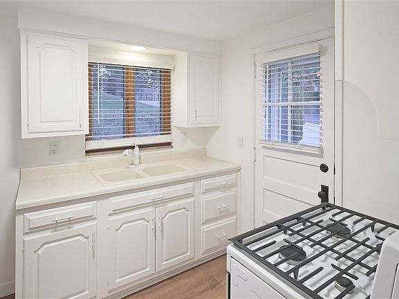 5th image of 1041 Dallett Rd