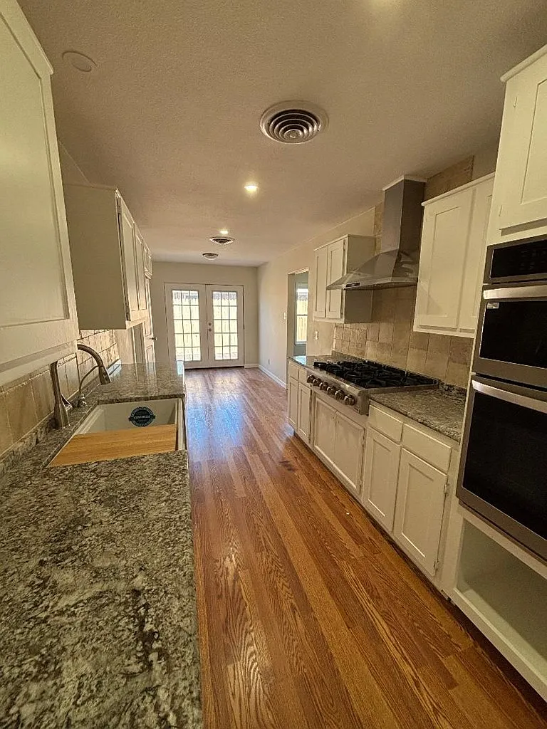 3 bed, 3.0 bath, 2635 sqft, $3,500 — Photo 3
