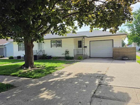 417 Delaware Ave NW, Orange City, IA 51041