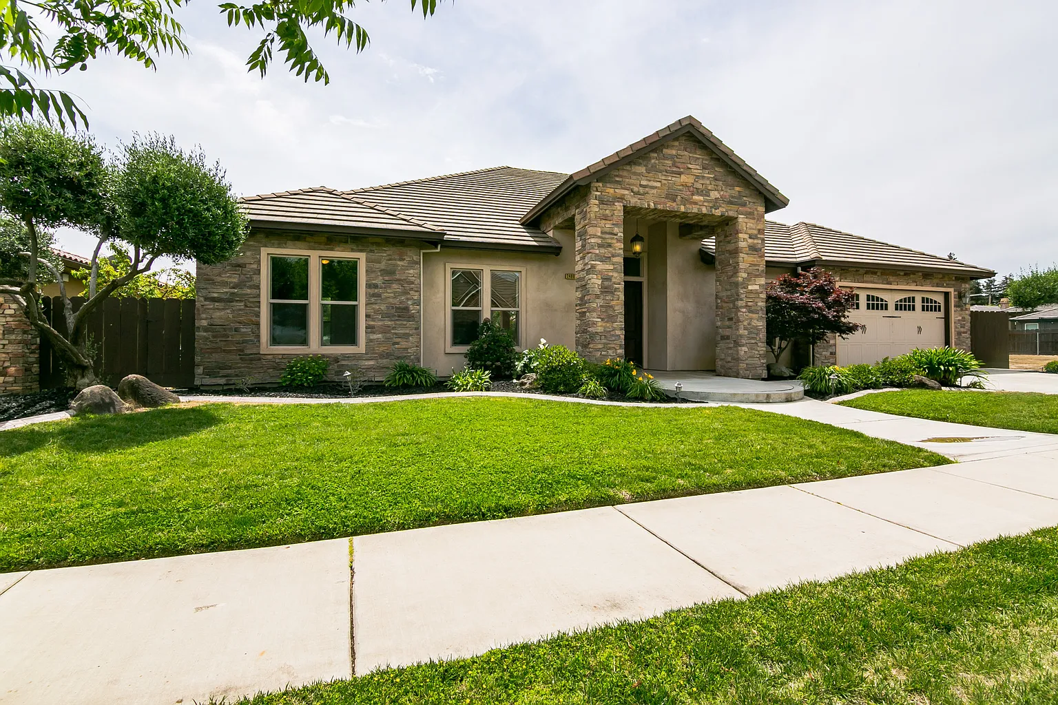 2480 Valdosta Dr photo 1