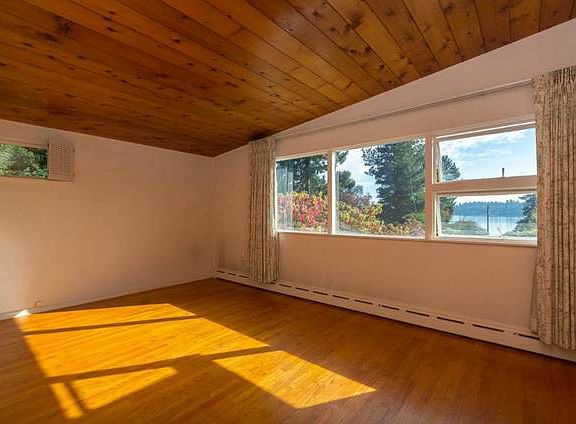 5th image of 10283 NE Beach Crest Dr