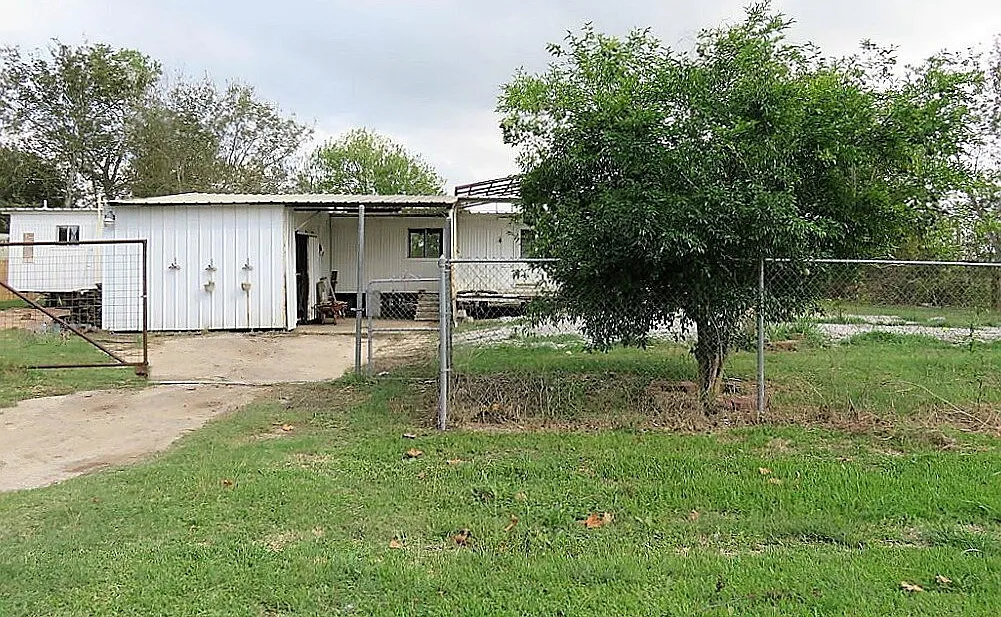 3 bed, 2.0 bath, 1036 sqft, $1,100 — Photo 1