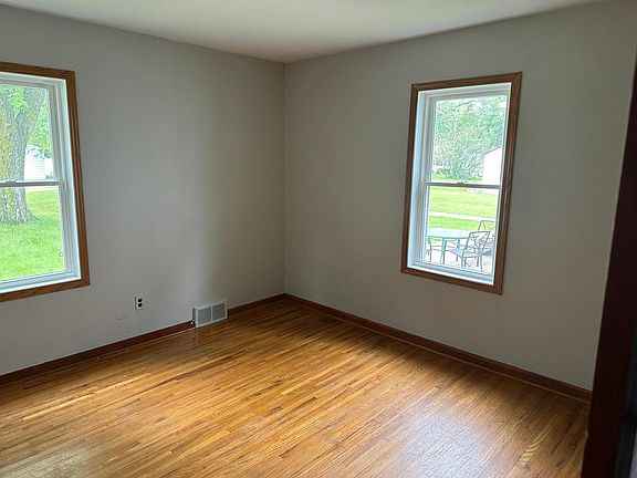 5th image of 319 Langford St