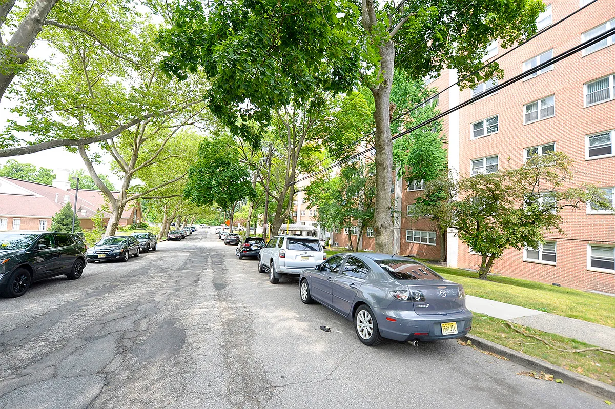 Building Photo - 39 E 39th St #2N