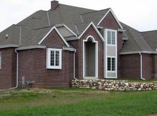 W263N6385 Ridge Dr, Lisbon, WI 53089