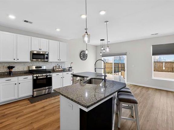 5th image of 717 Pollyanna Dr