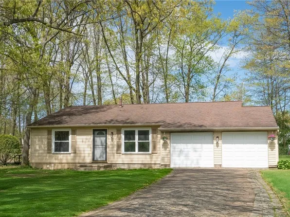 2571 Elm Dr, Girard, OH 44420