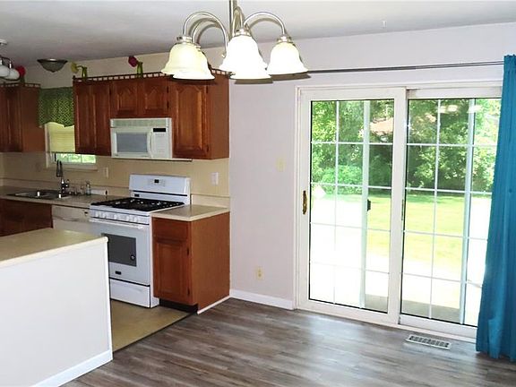 4th image of 1095 Thompson Dr