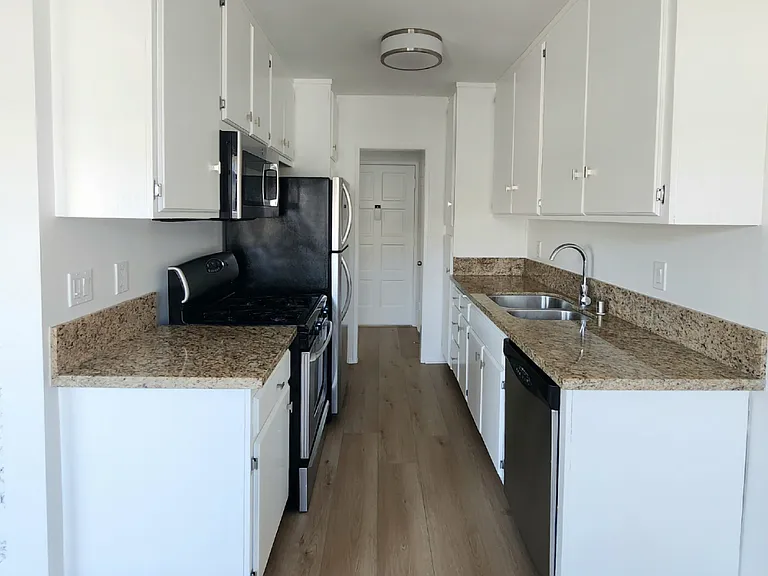 1310 Wellesley Ave — Photo 13