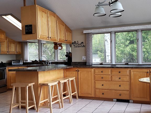 Kitchen with lakeviews