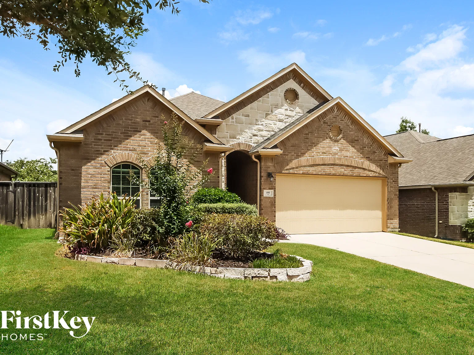 3 bed, 2.0 bath, 2096 sqft, $2,590 — Photo 2