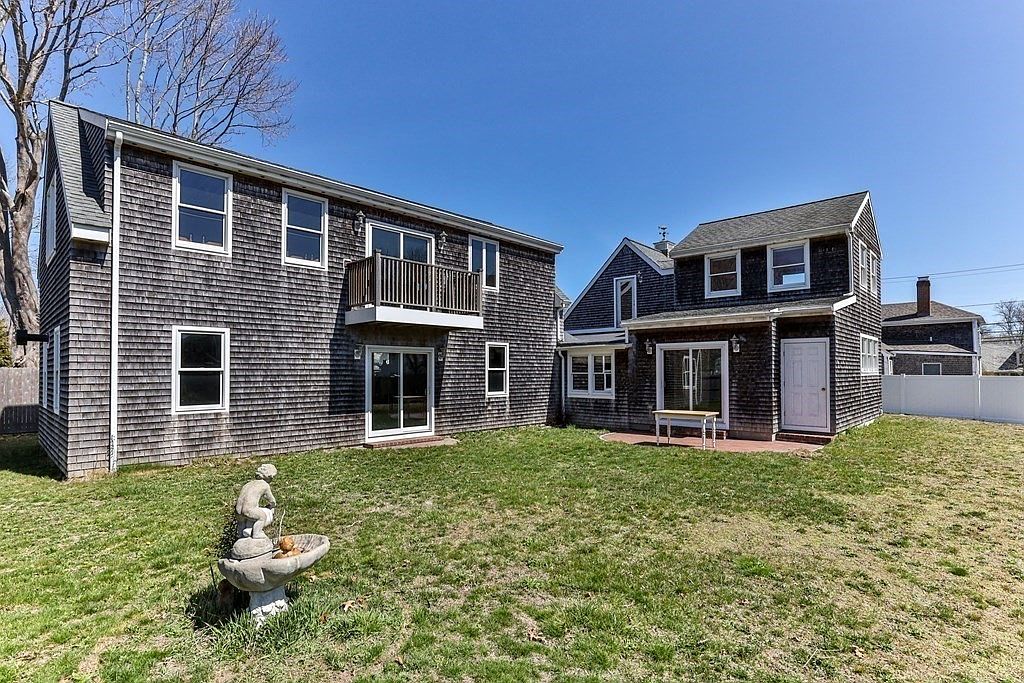 135 Sea St Hyannis Ma 02601 Mls 72813816 Zillow