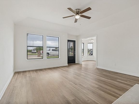 3rd image of 1905 Lakeview Dr