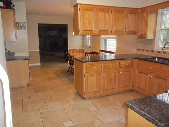 3rd image of 2758 Kingsbury Dr